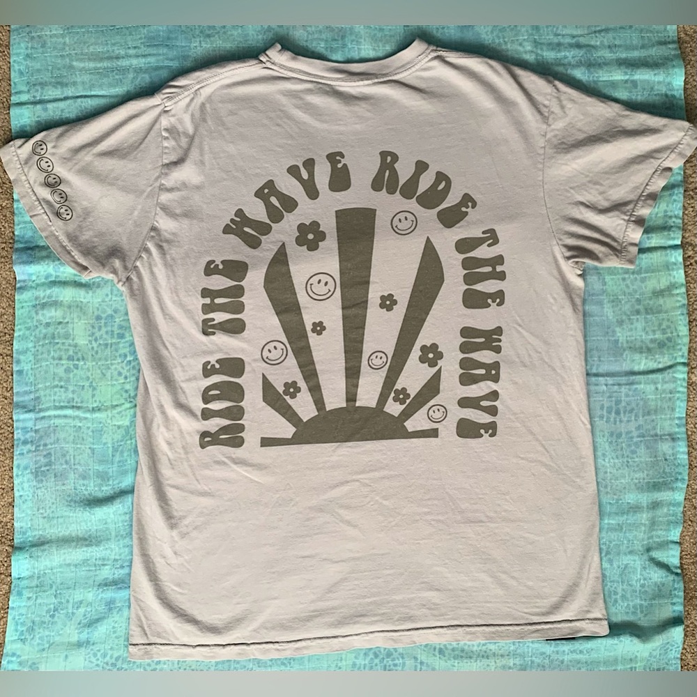 🌊😊KKFIT Ride the Wave Tan Cream T Shirt Top Smile Flowers Medium - Sold Out